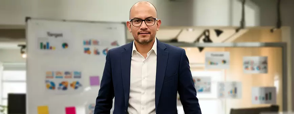 Profesional analizando una estrategia de crecimiento digital mediante UX e inteligencia artificial en un entorno de trabajo colaborativo.